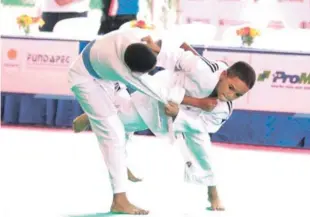  ?? FUERTE EXTERNA ?? Una de los combates de judo del torneo que tiene lugar en el club Deportivo Naco, en el marco del 60 aniversari­o de esa entidad.