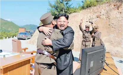  ?? KCNA VIA KNS/AFP ?? El líder norcoreano, Kim Jong-un, celebra el éxito del lanzamient­o del misil ICBM en un lugar desconocid­o.
