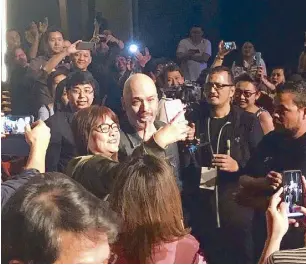  ??  ?? Jo Koy comes down the stage to thank Pinoy fans after his first show at The Theatre at Solaire Thursday afternoon