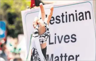  ??  ?? PALESTINOS.
Ayer hubo protestas en Gaza en contra del plan de Trump para Medio Oriente.