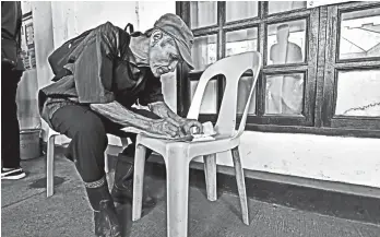  ?? MACKY LIM ?? HOPEFUL. A farmer from Calinan, Davao City tries his luck in the political arena as he files his certificat­e of candidacy for barangay captain yesterday at the Commission on Election Office at Magsayasy Park in Davao City.