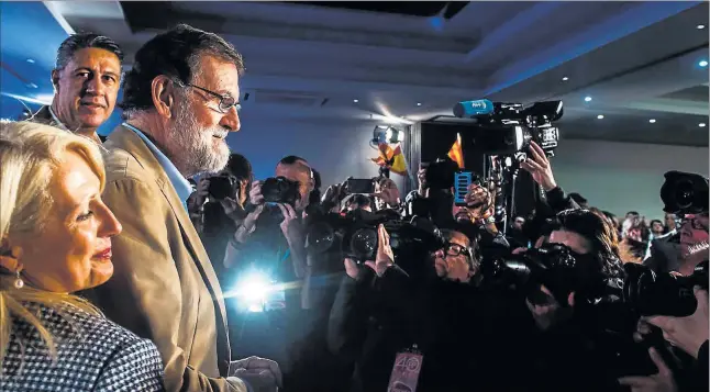  ?? DAVID MUDARRA / PP ?? Mariano Rajoy, con el candidato del PP en las elecciones catalanas, Xavier García Albiol, detrás, ayer en el acto preelector­al celebrado en Barcelona.