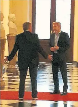  ?? (HORACIO SERAFINI) ?? Gesto. Schiaretti y Frigerio, el lunes pasado en la Rosada.