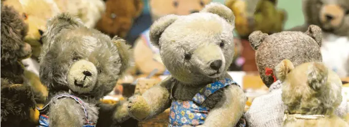  ?? Foto: Marcus Merk ?? Ein Teddybär war der größte Wunsch eines Buben im Josefsheim in Reitenbuch. Doch der blieb lang unerfüllt. Viele der knuddelige­n Gefährten gab es vor Jahren in einer Sonderauss­tellung im Museum Oberschöne­nfeld zu sehen.