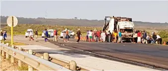  ?? Photo: Thys Giliomee ?? Police managed to secure the area where the truck was set alight on the N2. It is unclear what the fate of the truck driver was.