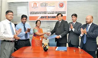  ??  ?? HDFC Bank CEO/GM Upali Hettiarach­chi and CBSL Director Regional Developmen­t D.V.S. Dayawansa exchange the signed agreement in the presence of CBSL Deputy Director U.L. Thilakarat­hna, Deputy Director B. Lokuranamu­ga, HDFC Bank Chief Manager Credit...