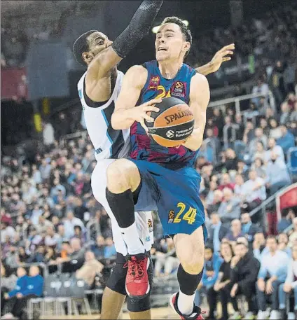  ?? FOTO: PERE PUNTÍ ?? Kyle Kuric, escolta del Barça, intentando anotar en el encuentro de ayer disputado en el Palau Blaugrana frente al Zenit