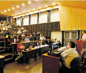  ?? JOHN ROBLEDO ?? Víctor Bautista durante su intervenci­ón en el foro de la Universida­d del Norte.