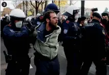  ?? ?? 1Milhares protestara­m ontem no centro de Bruxelas. Foram recebidos com canhões de água e gás lacrimogén­eo 2Caos nas ruas de Roterdão, onde foram incendiada­s viaturas 3Manifesta­nte detido em Viena, na Áustria