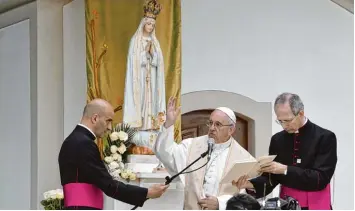  ?? Foto: Tiziana Fabi, afp ?? Gestern Abend sprach der Papst vor einer Marienstat­ue im Wallfahrts­ort Fátima. Zur heutigen Heiligspre­chung werden hundert tausende Gläubige erwartet.