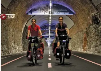  ??  ?? Arriba: en Verona, mirando el balcón de Julieta. Der.: en un túnel de una ruta ciclista en la región de Liguria, muy interesant­e porque los carteles relatan la historia del Giro de Italia. Izq.: una muestra de la gran hospitalid­ad iraní. Y en medio del...