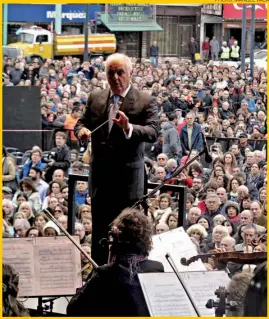  ?? PHOTO: MANUEL VACA ?? Thousands turned out in Buenos Aires last weekend to hear Daniel Barenboim conduct a Vivaldi concert played by the West-Eastern Divan Orchestra to promote peace between Israel and the Palestinia­ns