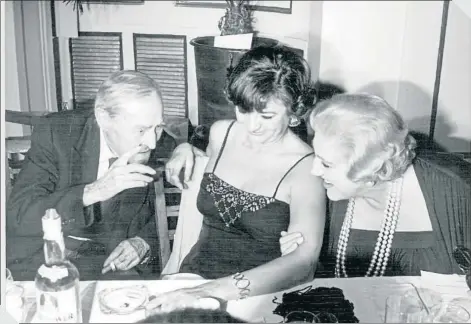  ?? LV ?? Tertulia. El escritor Josep Pla charla con la señora Vergés y con la actriz Mary Santpere durante la sobremesa de una comida