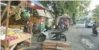  ?? GUSLAN GUMILANG/JAWA POS ?? DI BAHU JALAN: Salah satu ruas jalan yang digunakan PKL berjualan di kawasan pasar tumpah Satelit kemarin.