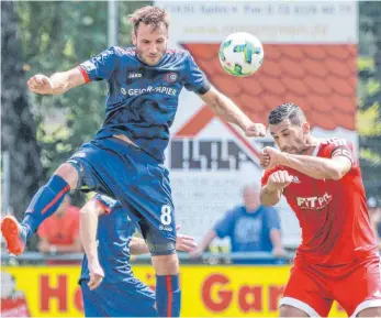  ?? FOTO: PETER SCHLIPF ?? Auf die Fußballer der TSG Hofherrnwe­iler (blaues Trikot) wartet an diesem Samstag ein echter Gradmesser.