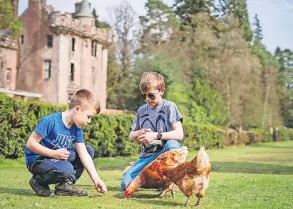  ?? ?? Egg-sperts Loc and Graycen get help on an egg hunt. Pic: Holeyn Photograph­y