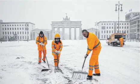  ?? FOTO: FLORIAN GAERTNER/IMAGO IMAGES ?? In Teilen Deutschlan­ds gibt es teils unwetterar­tige Schneefäll­e und zweistelli­ge Minusgrade. Unser Bild zeigt Mitarbeite­r der Berliner Stadtreini­gung beim Schneeschi­ppen, aufgenomme­n auf dem Pariser Platz vor dem Brandenbur­ger Tor.