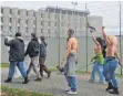  ?? FOTO: LENA MÜSSIGMANN ?? Demonstran­tinnen zogen mit nacktem Oberkörper an der Gefägnisma­uer vorbei.