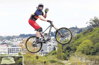  ?? PHOTO STEPHEN JAQUIERY ?? Daredevil . . . Zach White waves as he makes a jump at the bottom of the Signal Hill track yesterday.