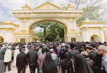  ?? PIC BY SHAHRIZAL MD NOOR ?? People entering Istana Anak Bukit to pay their last respects to the late Sultan of Kedah Sultan Abdul Halim Mu’adzam Shah in Alor Star yesterday.