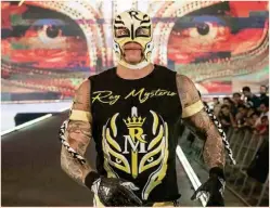  ??  ?? Rey Mysterio camina por la rampa rumbo al cuadriláte­ro para luchar.