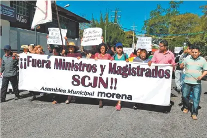  ?? ESPECIAL ?? Integrante­s de Morena clausuran sede del Poder Judicial en Chilpancin­go.