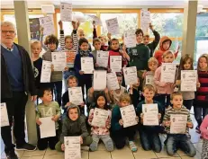  ?? RP-FOTOS (2): HGI ?? Heinz Schlömer (l.) erhielt für sein Engagement an der Grundschul­e „Am Beeckbach“von den Grundschül­ern eine Urkunde. Die Kinder bekamen Urkunden für ihre sportliche­n Leistungen.