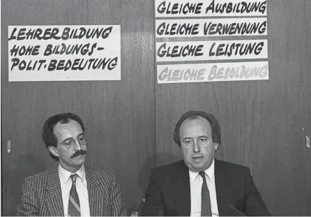  ?? M. Leckel / APA-Archiv / picturedes­k.com ?? Schon 1986 war Fritz Neugebauer als Lehrergewe­rkschafter nach einem Streik für höhere Gehälter aktiv (l. Walter Strobl).