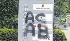  ?? FOTO: SBO ?? Die Stele vor dem Neckartowe­r ist mit dem Kürzel „ACAB“besprüht.