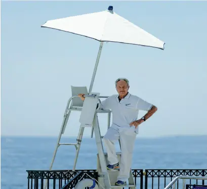  ??  ?? Pierre Gruneberg, le célèbre maître nageur du GrandHôtel du Cap-Ferrat. Son livre d’or est un monument de souvenirs. Tous les grands de ce monde ont nagé dans sa piscine et ont bénéficié de ses conseils.