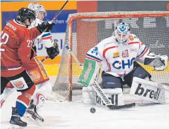  ?? FOTO: ACHIM KELLER ?? Goalie Jimmy Hertel brachte die Freiburger Stürmer mit seinen Paraden zur Verzweiflu­ng, hier den Erste-ReiheStürm­er Tobias Kunz.