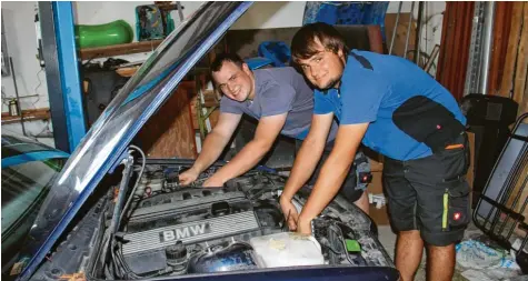  ?? Foto: Gertrud Adlassnig ?? Unzählige Stunden und Tage verbrachte­n die Abenteurer damit, den alten BMW für die 4000-Kilometer-Tour flott zu machen. Matthias Hillenbran­d (rechts) und Johannes Schindler starteten am Freitag nach Graz.