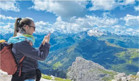  ?? FOTOS: ANTJE MERKE ?? Auf jeden Fall ein Foto wert: das Panorama vom Lagazuoi auf die Dolomiten mit der verschneit­en Marmolada im Hintergrun­d.