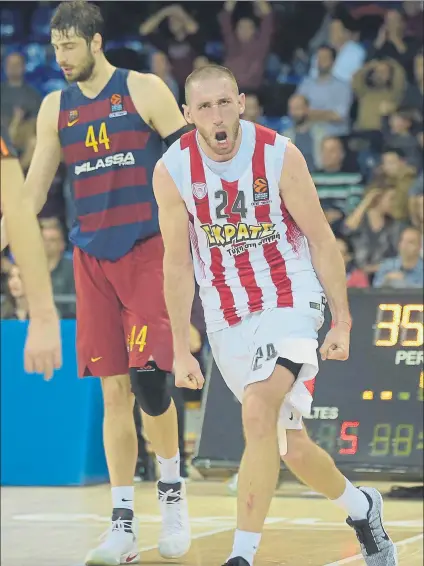  ?? FOTO: MANEL MONTILLA ?? Lojeski celebra una canasta en el Palau. El alero americano sopesa su incorporac­ión a una franquicia NBA