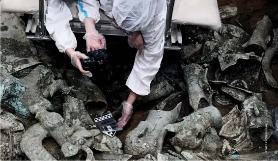  ?? ?? Archeologi­sts work in No.8 Sacrificia­l Pit, Sanxingdui Ruins Site, Guanghan, Sichuan Province, June 28, 2022