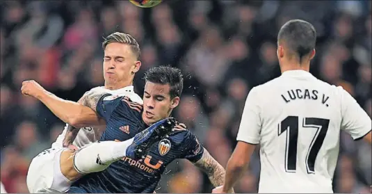  ??  ?? AL CORTE. Marcos Llorente, en la imagen pugnando con Santi Mina, consiguió siete recuperaci­ones (y sólo seis pérdidas) ante el Valencia.