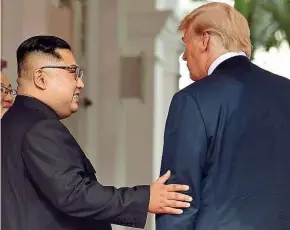  ??  ?? zwischen den ( Ex?-) Erzfeinden Kim Jong- un und Donald Trump