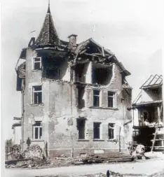  ??  ?? Nur noch eine Ruine war das Ege Haus in der Ferdinand Wagner Straße nach dem Bombenangr­iff.