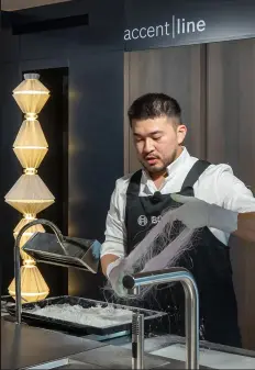  ?? ?? THE SUGAR PULLING WORLD CHAMPION JOHNNY YAN MAKING OF DRAGON BEARD CANDY DURING THE EVENT.
