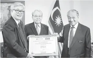  ?? — Gambar Bernama ?? PENGHARGAA­N: Dr Mahathir menerima cenderahat­i daripada President The Senior Magazine Cheah Tuck Wing (kiri) dan Editor The Senior Magazine, Datuk Muslim Ayob selepas temubual bersama Persatuan Third Age Media dan Bernama News Channel (BNC) di Putrajaya, semalam.