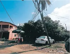  ??  ?? UBICACIÓN. El poste en mal estado está a dos cuadras del punto de taxis de Las Brisas.