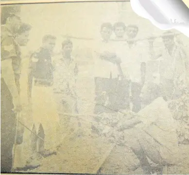  ?? Picture: FILE ?? Policemen try to persuade landowners to remove the blockade on the railway to allow the transport of sugar cane to the mill.