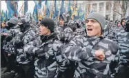  ??  ?? Nacionalis­tas gritan consignas durante una manifestac­ión en Kiev