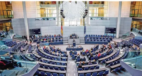  ?? FOTO: MICHAEL KAPPELER/DPA ?? Das Plenum des Bundestags in Berlin. Das Parlament zahlte für mehr als 100 Beschäftig­te keine Sozialbeit­räge.