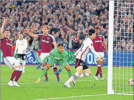  ?? ?? Eintracht Frankfurt's Daichi Kamada scores the winner against West Ham on Thursday.