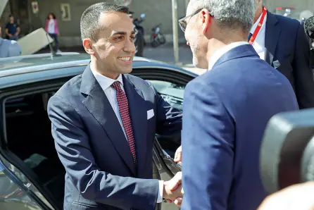  ?? (Zambello - Lapresse) ?? Benvenuto Il governator­e accoglie Di Maio all’ingresso del teatro comunale, in piazza Verdi