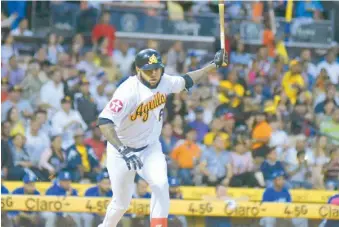  ?? ANEUDY TAVÁREZ ?? Ronny Rodríguez sigue castigando sin piedad el pitcheo de los Tigres de Licey.