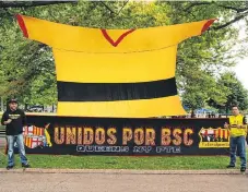  ?? MENA /CORTESIA PEDRO ?? Cada semana que juega el Barcelona en Ecuador en la liga Fedeiguaya­s se iza esta gigantesca camiseta y el “banner” o letrero de la agrupación que pertenecen. Desde el parque de Flushing se apoya al “ídolo del Ecuador”.