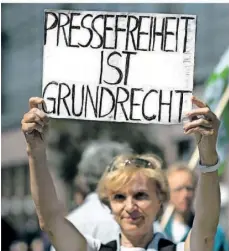  ?? ARCHIVFOTO: IMAGO/IPON ?? Protest für Pressefrei­heit in Berlin: Forscher warnen, dass sich mehr Menschen von seriösen Medien abwenden.
