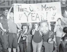  ?? Kin Man Hui / San Antonio Express-News ?? Fans who welcomed the Spurs home after they were eliminated by the Thunder in the Western Conference semifinals don’t want Tim Duncan to be the retiring sort.